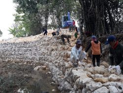 Rehat Sejenak Mesti Tidak Terlalu Lama, Ada Yang Menghilangkan Dahaga Dengan Sebotol Air Putih