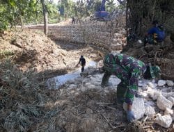 Bersama Warga Siwalan, Satgas TMMD Bahu Membahu Tata Batu Bronjong