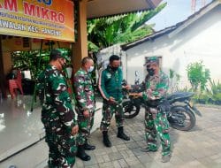 Kapten Inf Siari Berikan Suplemen Vitamin kepada Anggota Satgas TMMD ke 111