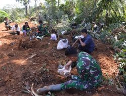 Nikmati Nasi Bungkus Bersama, Wujud Kemanunggalan TNI dengan Rakyat, TMMD Kodim Tapsel