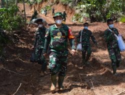 Rawat Kebersamaan, Dansatgas TMMD Tapsel Coba Jalan Baru dengan Jalan Kaki