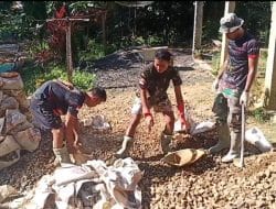Satgas TMMD Regtas Ke 111 Melaksanakan Gotong Royong Dalam Membuat Rabat Beton Di Desa Setangau Jaya