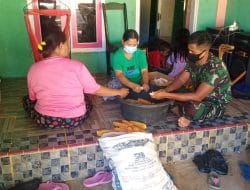 Anggota satgas TMMD bantu masyarakat desa mengupas jagung hasil kebun