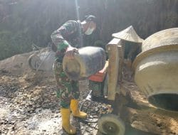 Anggota Satgas TMMD mengisi bahan bakar solar mesin molen