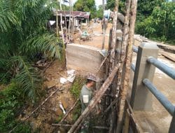 Anggota Membuka Kayu Cerocok Penahan Jembatan Satgas TMMD ke-111 Kodim 1202/Singkawang