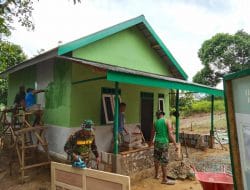 Terbiasa Memainkan Alat Tukang Anggota Satgas TMMD Yakinkan Pekerjaan Selesai Tepat Waktu