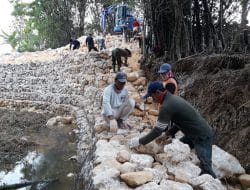 Ini Penampakan Anggota satgas TMMD dan Warga Saat Buat Bronjong