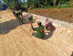 Hamparkan Batu Berukuran Sedang Untuk Pemadatan Jalan