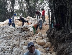 Bekerja Sambil Bersenda Gurau Pekerjaan Berat Takan Terasa