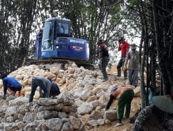 Warga Juga Saingi Anggota Satgas TMMD Ketika Bekerja