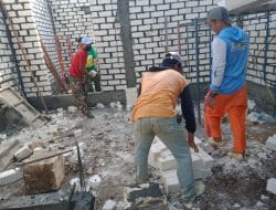 Pembuatan Sloof Di rumah Karjono Adukan Betonnya Dilakukan Dengan Cara Manual