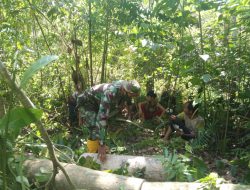 Kemanunggalan TNI dan Rakyat dalam Giat Belah Kayu