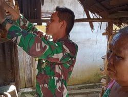Anggota Satgas TMMD Regtas Ke 111 Kodim 1202/Skw Kumpulkan Kayu Bakar Untuk Kebutuhan Memasak Sehari-hari Warga