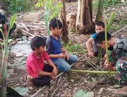 Terampil, Satgas TMMD Ke-111 Kodim 1202/Skw Ahli Buat Senjata Mainan Tradisional