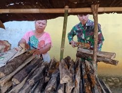 Satgas TMMD Regtas Ke 111 Kodim 1202/Skw Membantu Warga Mengangkat Kayu Bakar
