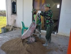 Satgas TMMD Jaga Kekompakan dengan Warga Aduk Semen pemplasteran pagar gereja