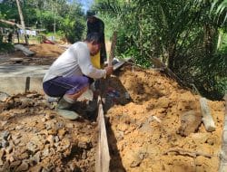 Satgas TMMD 111/ Kodim 1202 Singkawang Pasang Papan Mal Buat Jembatan