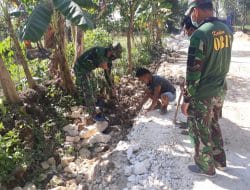 Kepedulian Antar Sesama di Praktekan Satgas Dilokasi TMMD Desa Siwalan