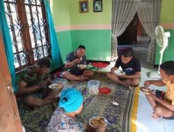 Untuk Menambah Stamina, Warga Bersama Anggota Satgas Sarapan Pagi