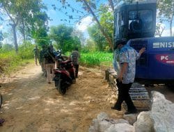 Alat Berat Dikerahkan Padatkan Jalan Sasaran Pokok TMMD ke-111 Kodim 0817/Gresik