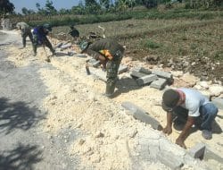 Cangkul Warga Tanda Kemanunggalan Rakyat Desa Siwalan dan Satgas TMMD Kodim Gresik