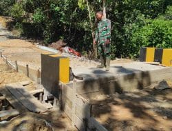 Anggota satgas TMMD tinjau papan mal jembatan box