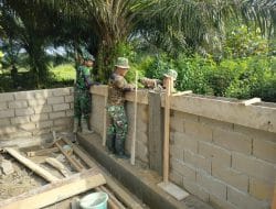 Anggota satgas TMMD lanjutkan pemasangan Batako pagar Pustu bersama masyarakat