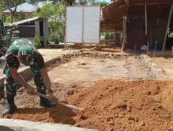 Satgas TMMD Regtas Ke 111 Kodim 1202/Skw Menimbun Rumah Warga Yang Sedang Di Bangun