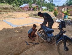 Kepedulian Anggota Satgas TMMD ke-111 Bantu Perbaiki Motor Warga