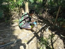 Anggota satgas TMMD bantu warga perbaiki mesin penyedot air