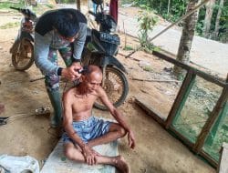 Anggota satgas TMMD gunakan keterampilan mencukur rambut warga