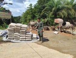 Anggota satgas TMMD menghitung material semen yang sudah datang