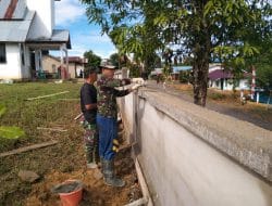 Anggota satgas TMMD rapikan plasteran bagian atas pagar gereja