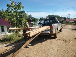 Anggota Satgas TMMD Ke-111 Kodim 1202/Singkawang Menurunkan Material Kayu
