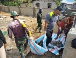 Kegiatan Satgas TMMD Ke-111 Dalam Mengangkut Adukan Material Semen Menggunakan Plastik