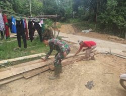 Anggota Satgas TMMD Ke-111 Kodim 1202/Singkawang Sedang Memilah Kayu