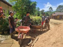 Anggota Satgas TMMD Ke-111 Kodim 1202/Skw Membantu Dorong Pasir Menggunakan Gerobak