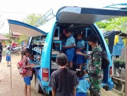 Pelaksanaan TMMD Ke-111 Mobil Pintar Milik Kodim 1202/Skw Siap Gelorakan Gemar Baca Anak-Anak Desa Sentangau Jaya