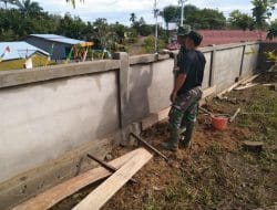 Pengecekan Hasil Plester Pagar Gereja Oleh Satgas TMMD ke-111 Kodim 1202/Singkawang