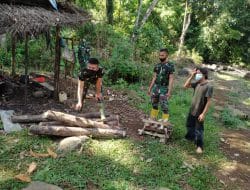 Belah Kayu Bakar Dijalani TNI Saat Tugas di TMMD Kodim Tapsel