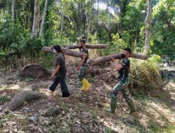 Membantu Pembuatan Kayu Bakar Dilandasi Dengan Semangat Gotong-royong