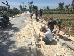 Mengerjakan Pavingisasi Sehingga Bisa Terselesaikan Tepat Waktu