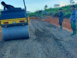 Hadir Dilokasi Wadan Satgas TMMD Ke-111 Cek Pekerjaan Pemadatan Badan Jalan