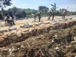 Serda Kosim Aktif Laksanakan Pemasangan Paving di TMMD Gresik