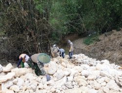 Pemasangan Gronjong di TMMD Kodim 0817/Gresik Susun Batu