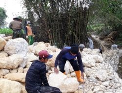 Anggota Satgas TMMD ke-111 KODIM 0817/Gresik Terus Lakukan penyusunan Batu