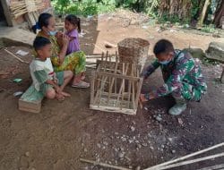 Prada Faisal Chaniago Komsos Pembuat Anyaman Keranjang Sambil Sosialisasikan Prokes