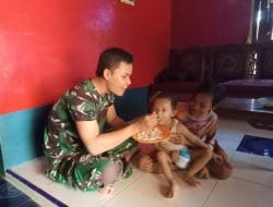 Satgas TMMD Suap Makan Anak Kecil