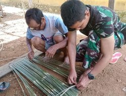 Anggota Satgas TMMD Regtas Ke 111 Kodim 1202/Skw Bantu Warga Membuat Bubu Penangkap Ikan Tradisional