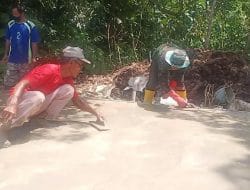 Tua-Muda Terlibat Langsung Bersama Satgas TMMD Bangun Jalan Rabat Beton